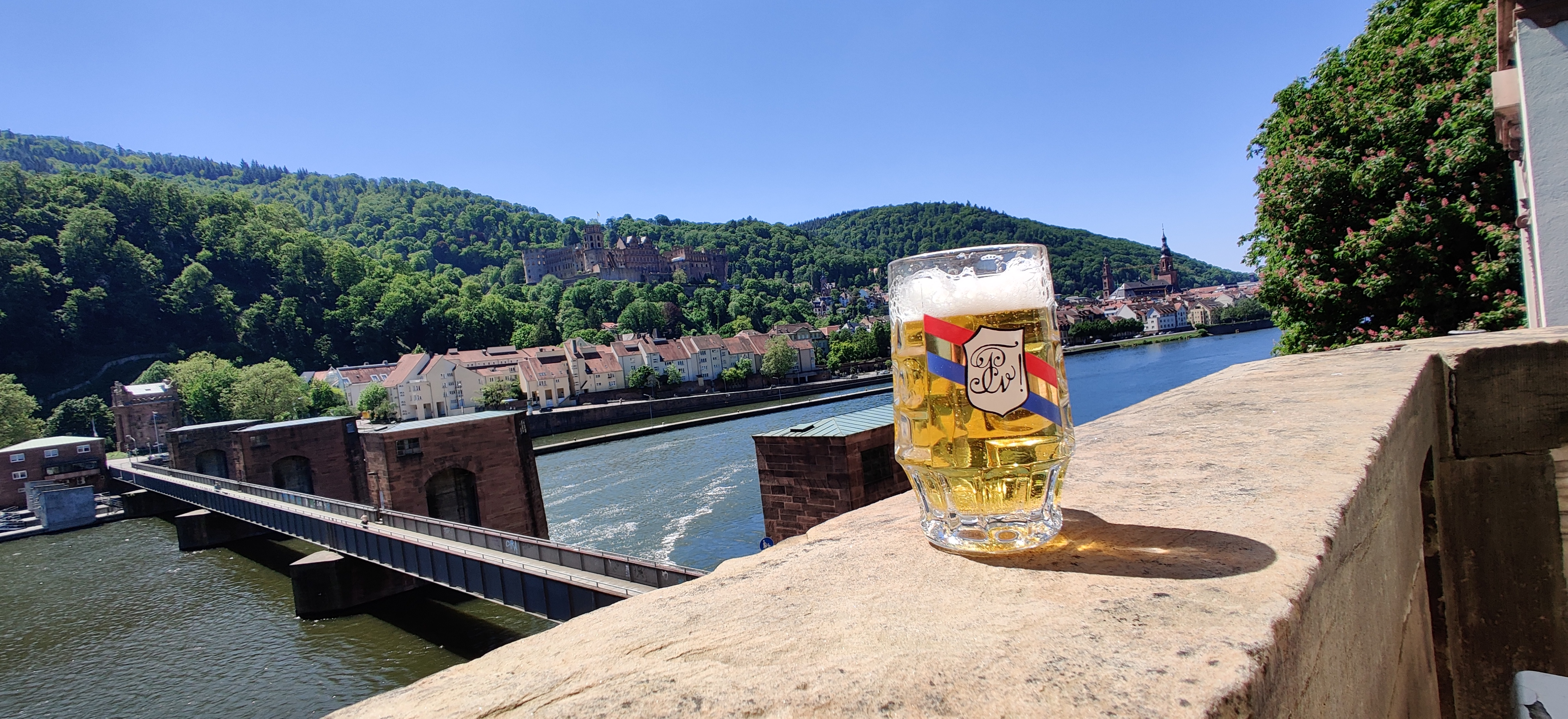 Ausblick vom Seniorbalkon, mit Bier